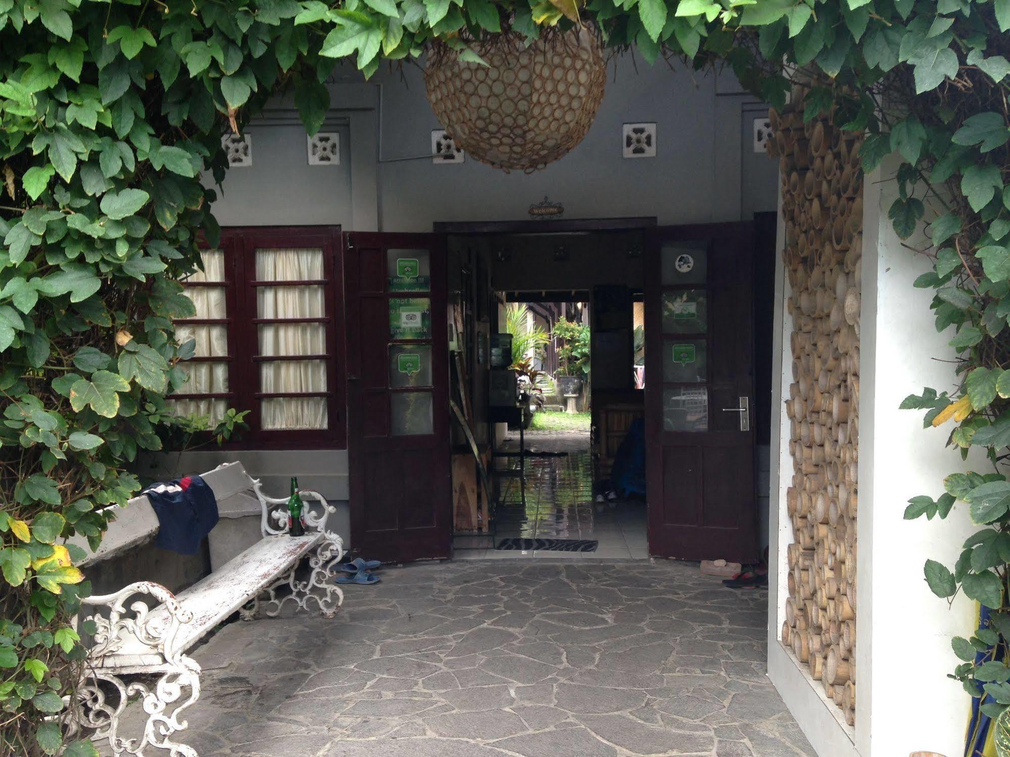 Venezia Homestay And Garden ยอกยาการ์ตา ภายนอก รูปภาพ